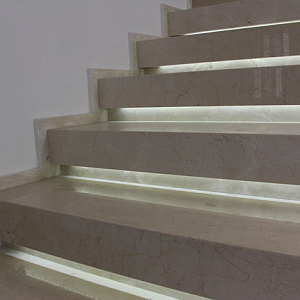 Лестница из исскуственного камня TechniStone TechniStone Calacatta Silva с подсветкой