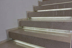 Лестница из исскуственного камня TechniStone TechniStone Calacatta Silva с подсветкой